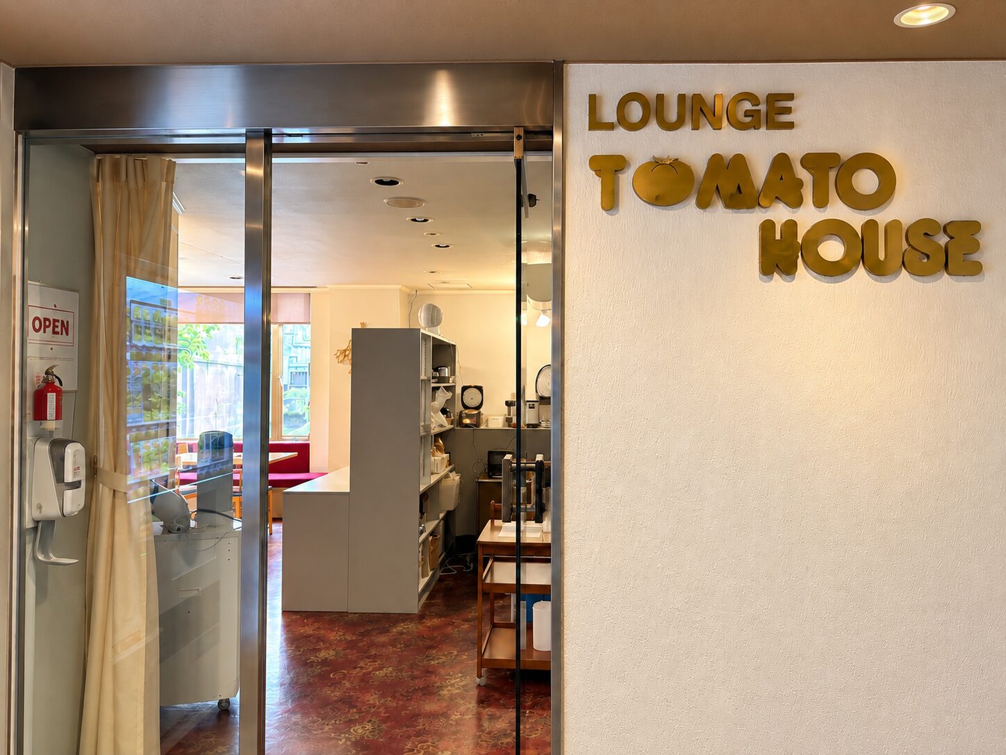 岡ホテル1階の食堂「TOMATO HOUSE」の入口